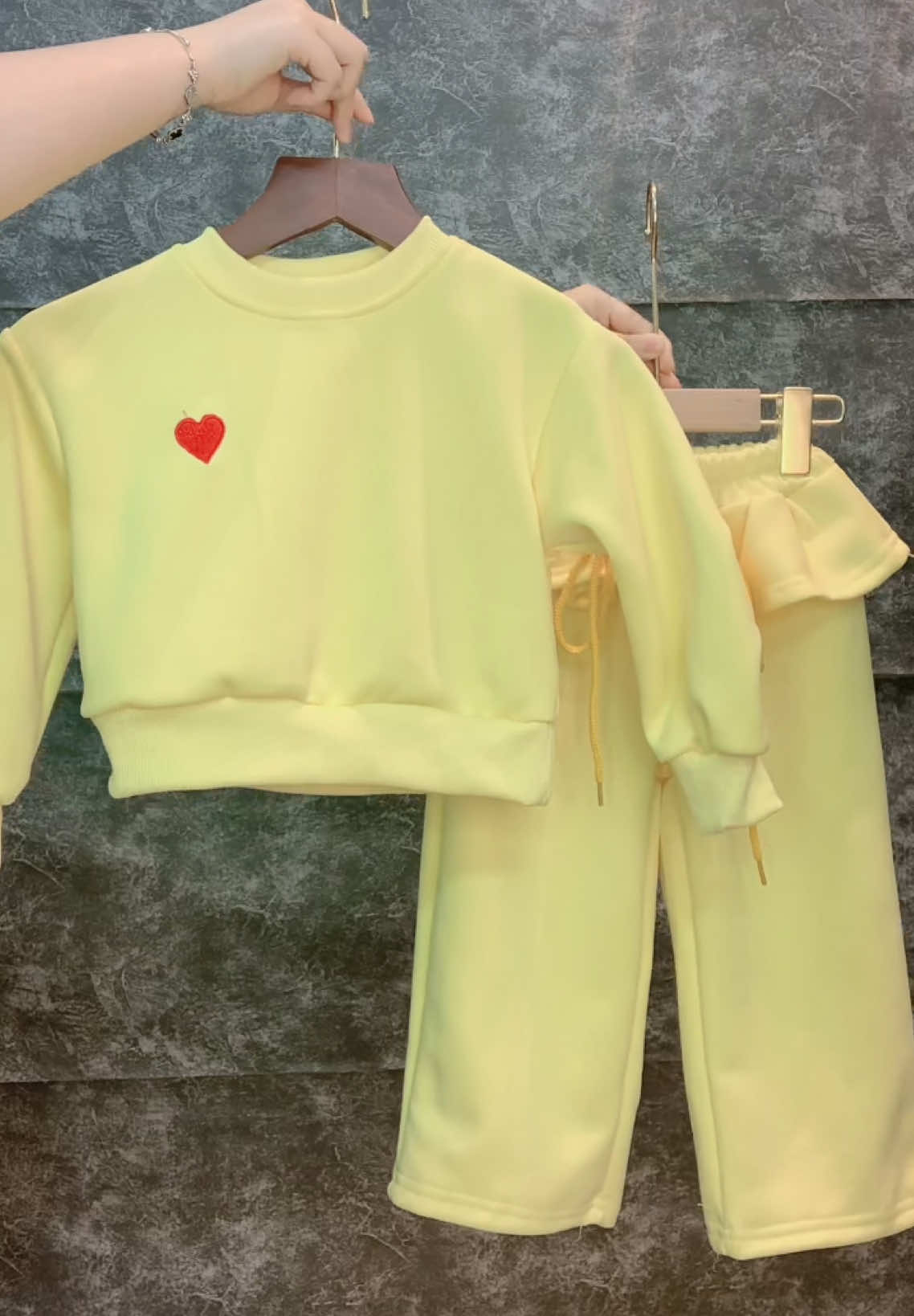 SET NỈ VÀNG XINH CHO BÉ GÁI #setdoxinhchobe #doxinhmoingay #xuhuong #thoitrangtreem #setdoxinh 