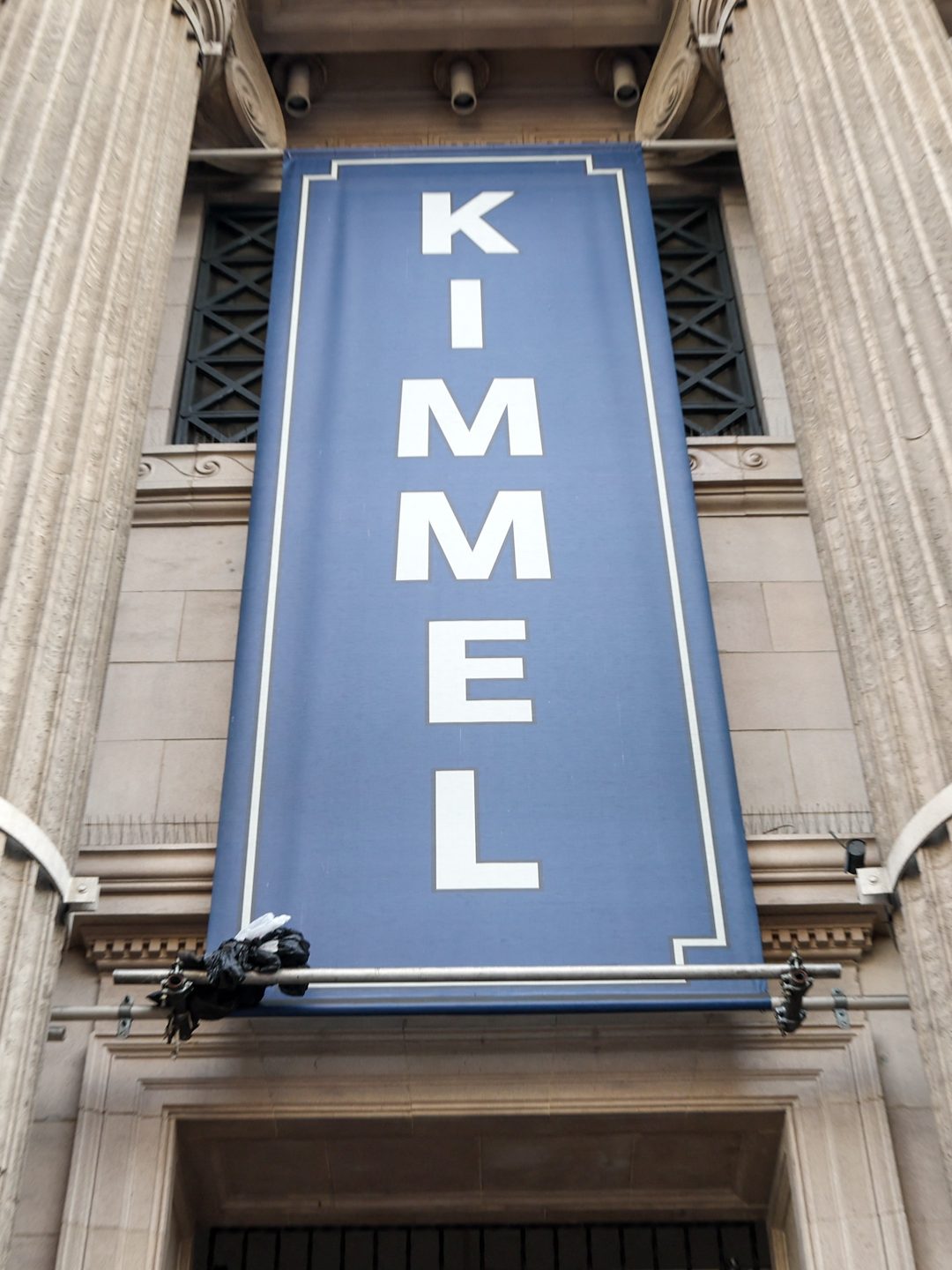 🌐 Jimmy Kimmel fuera del aire no es coincidencia—es una señal de que los medios se están callando solitos para no molestar a Trump