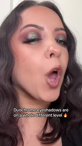 It’s a literal magic trick 🪄✨ #makeup #eyeshadow #duochromeeyeshadow #multichromeeyeshadow #BeautyTok 