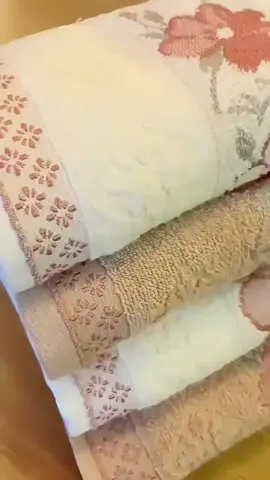 Jogo de Toalha 4 Peças da Karsten 100% Algodão!! Felpuda e Macia💖🤌😮‍💨 O Jogo de Toalhas Yuna da marca Karsten une elegância e desempenho em um produto completo para o seu banheiro. Com design moderno, acabamento impecável e toque extremamente macio, é ideal para quem valoriza conforto e bom gosto no dia a dia. Confeccionadas com fio cardado e tecnologia Softmax, as toalhas garantem alto poder de absorção, durabilidade e uma experiência agradável ao toque. De um lado, apresentam acabamento aveludado e, do outro, textura felpuda — combinação perfeita entre estética e funcionalidade.🤌💖 #karsten #jogodetoalhas  #toalha #banho  @Planeta Pati @Planeta Pati @Planeta Pati 