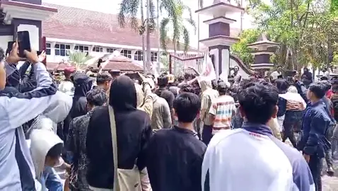 Massa aksi berhasil menerobos pagar betis kepolisian sehingga berhasil merangsek masuk ke gedung DPRD dan bupati pamekasan#demo #bupati #dprd #pamekasanmadura 