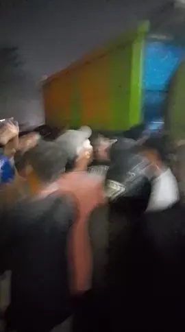 supir truk tambang melakukan aksi blokade dijalan malang nengah perbatasan legok - Parung panjang  #parungpanjangbogor 