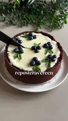 Vendes mucho pero sientes que al final no ves la plata?😓 En repostería no se trata solo de ingredientes. Tus postres también llevan luz, agua, arriendo, empaques, desgaste de tus máquinas y hasta tu tiempo respondiendo mensajes. Si no cuentas todo eso, en realidad estás regalando tu trabajo. 🫣Cuando aprendes a calcular cada detalle, descubres que tu precio no es caro: es justo. Y ahí es cuando dejas de trabajar horas sin descanso y empiezas a ver ganancias reales.💸💸💸🙌🏼 Comenta GANANCIAS y accede a las Plantillas Automáticas en Excel que me han permitido poner precios rentables y justos, sin hacer cálculos manuales y sin regalar mi esfuerzo. #reposteria #dessert #postres #bakery #pasteleria    