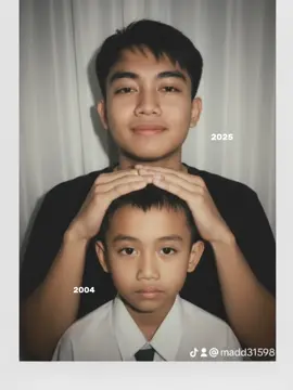 tutorial edit fotonya: 1. search gemini ai 2. pilih 2 foto yang mau di edit (foto kamu masi kecil dan foto masa sekarang) 3. isi promt: buatlah gambar yang di ambil dengan kamera polaroid foto tersebut harus terlihat seperti foto biasa tanpa subjek atau properti yang jelas foto tersebut harus memiliki sedikit efek blur dan sumber cahaya yang konsisten, seperti lampu kilat dari ruangan gelap, yang tersebar di seluruh foto.jangan ubah wajah.ganti latar belakang di belakang kedua orang tersebut dengan tirai putih.dengan ekspresi keduanya saling berpelukan  4. download foto #gemini #geminiai #editfoto #masakecil #kenangan sedikit