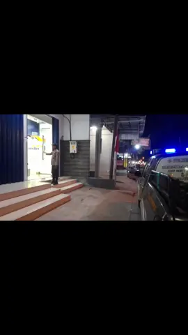 Anggota Polsek Bandung melaksanakan Patroli Harkamtibmas di Bank MANDIRI UNIT .Jln.Raya Bandung Durenan Desa Bandung Kec. Bandung Kab Tulungagung dan ke Pasar Bandung Jln.Raya Bandung Campurdarat Desa Bandung Kec Bandung Kab. Tulungagung Kegiatan  dilaksanakan guna antisipasi gangguan Kamtibmas #JogoTulungagung  #polrestulungagung  #fyp 