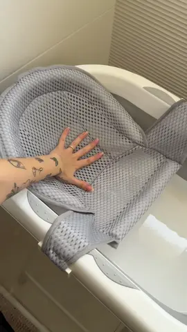 MIL vezes a redinha 😮‍💨 antes dela nascer eu tinha pesquisado sobre isso, e vi recomendações da rede, mas como a almofada já vinha junto com a banheira, decidi testar e tirar minhas próprias conclusões… 🗣️ conclusões: a almofada não seca nunca, fica gelada, começou a soltar as bolinhas do enchimento, e não sustenta tão bem a baby quanto a redinha!  #enxovaldebebe #dicademae #enxovalshopee 