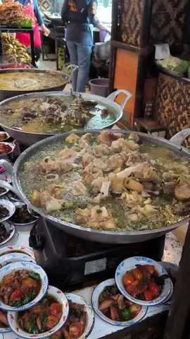 Rekomendasi rumah makan prasmanan terlengkap di Garut. #masakansunda #kulinerjawabarat #fyptiktok  #kulinertiktok #foodchallenge 