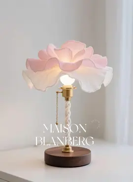 Too beautiful to be true #meerosee #indoorlighting #desklamp 