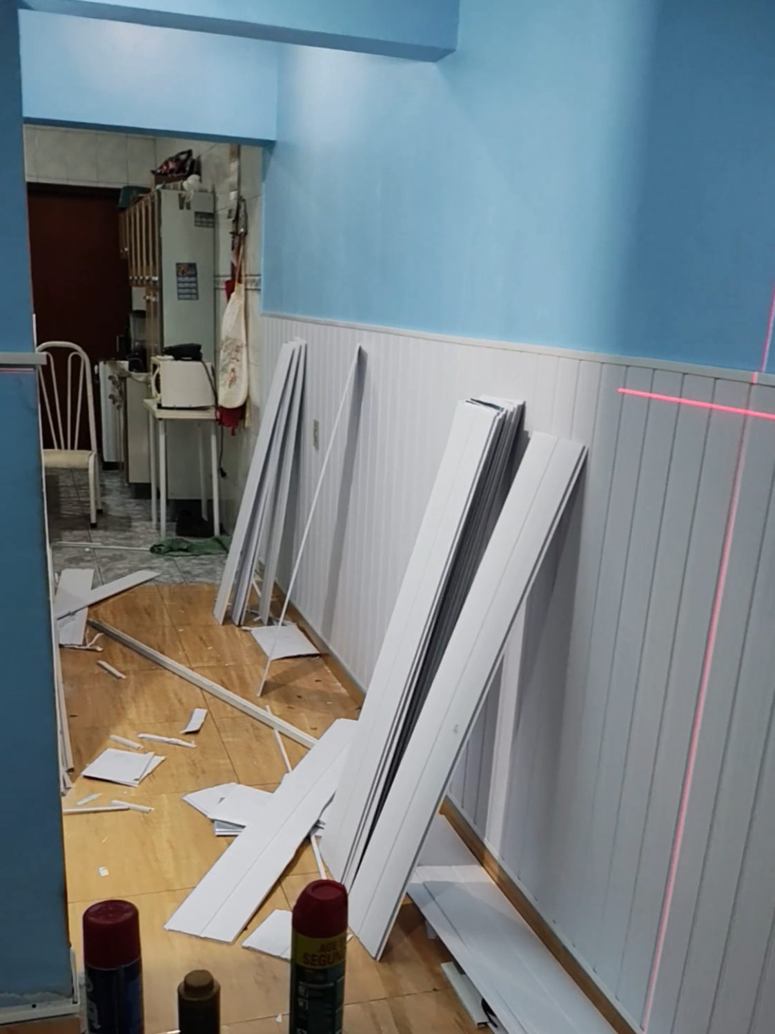 🔨 Esse cliente sofria muito com umidade e até com cheiro de mofo no ambiente. A solução foi simples e eficiente: revesti tudo com forro de PVC. O resultado? Problema resolvido, ambiente bonito, protegido e sem gastar muito. ✨ E você, já sabia que dava pra resolver desse jeito? #ForroPVC #revestimento #AmbienteRenovado #DIY  #DicaDeObra