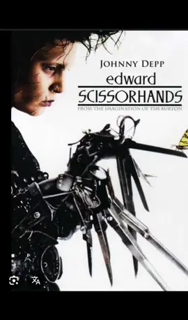 Edward Mãos de Tesoura. Imagine um ser nascido não do ventre, mas da imaginação de um inventor. Criado à beira da perfeição, mas abandonado no instante em que a vida de seu criador se apagou. Edward não é apenas um personagem — ele é uma metáfora pulsante daquilo que somos quando a inocência encontra um mundo incapaz de compreendê-la. Vivendo isolado em um castelo sombrio, no alto de uma montanha, Edward (Johnny Depp) carrega consigo o fardo de sua própria existência: lâminas no lugar das mãos, um corpo inacabado e uma alma que transborda delicadeza. A visita inesperada de Peg Boggs (Dianne Wiest), uma vendedora de Avon que enxerga humanidade onde outros só veriam estranheza, é o estopim de uma história que transcende o cinema e se torna poesia visual. Edward é, ao mesmo tempo, criador e prisioneiro. Ele dá forma ao impossível — transforma arbustos em esculturas vivas, cabelos em obras revolucionárias, gelo em tempestades cristalinas que caem como lágrimas do céu. E, ainda assim, por trás de cada gesto artístico, lateja uma dor universal: a de não poder tocar, abraçar ou amar plenamente. O filme não é apenas sobre um homem incompleto. É sobre todos nós, que carregamos cicatrizes, imperfeições e desejos de sermos aceitos como somos. Tim Burton cria aqui sua mais sublime parábola sobre a diferença e a exclusão, conduzindo o espectador por uma montanha-russa emocional entre o riso, o encanto e a tragédia. Edward é amado e explorado, celebrado e perseguido. E, ao longo dessa trajetória, sua inocência se torna seu maior tesouro e sua maior maldição. É impossível não se apaixonar por esse ser de olhos marejados, que nunca conheceu o abraço de verdade, mas cuja arte é um grito de amor ao mundo. Assistir a Edward Mãos de Tesoura é se permitir ser despido de preconceitos e se abrir para a beleza do incompleto. É enxergar, nas lâminas afiadas, a mais pura fragilidade. É sentir que, mesmo sem mãos, Edward toca profundamente o coração de todos que o encontram. No final, ele não é apenas um personagem do cinema. Ele é um mito moderno. Um anjo mutilado. Um poeta condenado a esculpir o invisível. Um lembrete eterno de que a verdadeira perfeição não está naquilo que temos, mas naquilo que damos ao mundo — mesmo quando o mundo nos rejeita. ✨ Edward é a dor e a beleza da diferença. E, uma vez que você o conheça, jamais será o mesmo. #FamíliaComics #EdwardMãosDeTesoura #Cinemaépico #BelezaDoIncompleto #TimBurtonMagic 