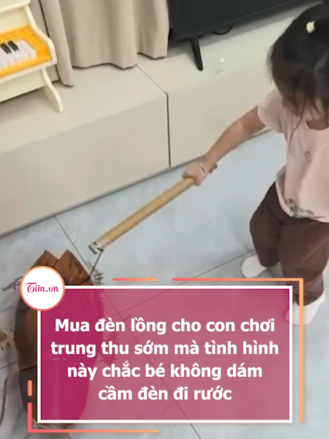 Mua đèn lồng cho con chơi trung thu sớm mà tình hình này chắc bé không dám cầm đèn đi rước #tiinnews
