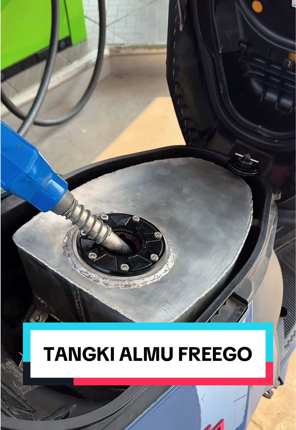 SIAP JADI TENGKULAK BENSIN 🗿😂 Setelah berbulan-bulan akhirnya tangki tambahin Freegoib beresss 🔥 Kenapa ditambah? Ya karena mesinnya udah 270 cc, cepet surutnya kalo masih ngandelin tangki ori yang cuma 4,2 liter 😅 Gak nyangka juga kalo ternyata totalnya bisa 11 literan dari 1 bar, kalo dari bener-bener kosong mungkin bisa 12 literan 🤣🤣 tangki beres, tapi sekarang motor nginep lagi karena lampu sedang digarap di @RIC LIGHTING , gak betah bener di rumah ini motor 😅😅 #yamahafreego #freego #yamahagravis #maticproper #maticmodifikasi 