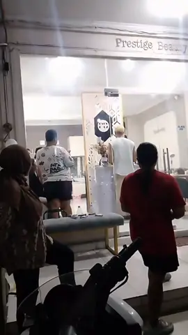 Si ibu sabar banget nungguin aisar mau foto bareng, Alhamdulillah nggak ada yg sia sia ya bu kalo kita sabar, pasti aisar respon kok.  #aisarkhaledd #aisarsultanmalaysia #aisar #f 