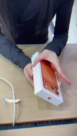 Bóc xong lại bảo muốn đổi màu Trắng thì chịu thôi. tầm này cứ dùng đi rồi tính sau chứ hàng làm gì có mà mua. #iphone17promax vẫn cứ hot. tranh nhau mua mà ko cần PR rầm rộ