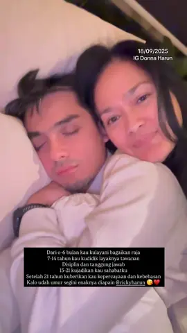 《18/09/2025 | LatePost》Gemes banget lagi nemenin anak lanang lagi bobo ya mama donna. Bang kirun kecapean habis cari nafkah untuk keluarga masyaAllah😇❤️. Pasti mama donna kangen pas moment² dulu bang kirun masih kecil dimana ibu yg selalu merawat anak² nya dulu❤️ | Cr. IG Donna Harun | #rickyharun #donnaharun #herfiza #herfizanovianti #keluargamoyapoya 