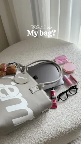 What’s in my bag? 🥳 #cemmery #totebag #newcolor #OOTD #viral 