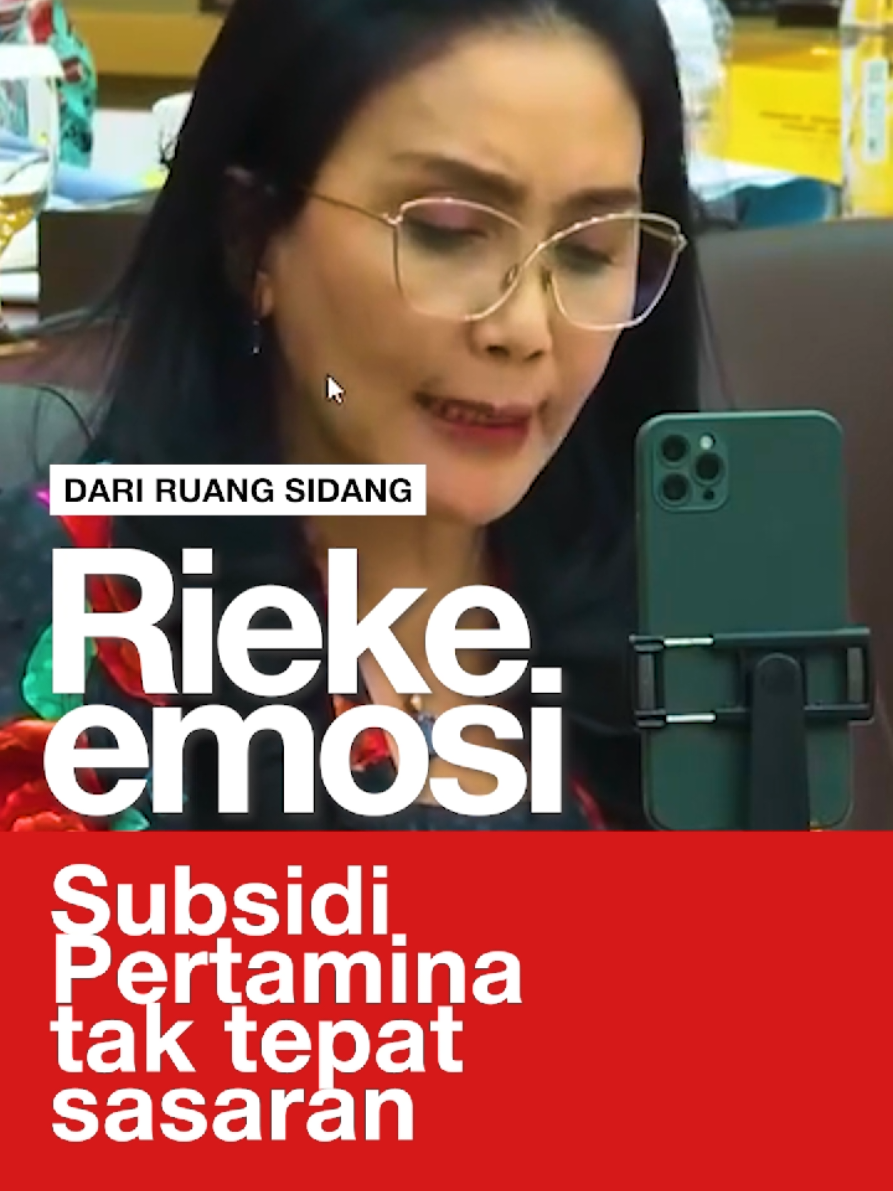 Anggota DPR RI dari Fraksi PDIP Rieke Diah Pitaloka menyoroti subsidi Pertamina untuk fakir miskin yang tidak tepat sasaran. Saat menjelaskan hal tersebut, Rieke tampak menyindir sosok yang sedang makan kue saat dirinya sedang pemaparan. 