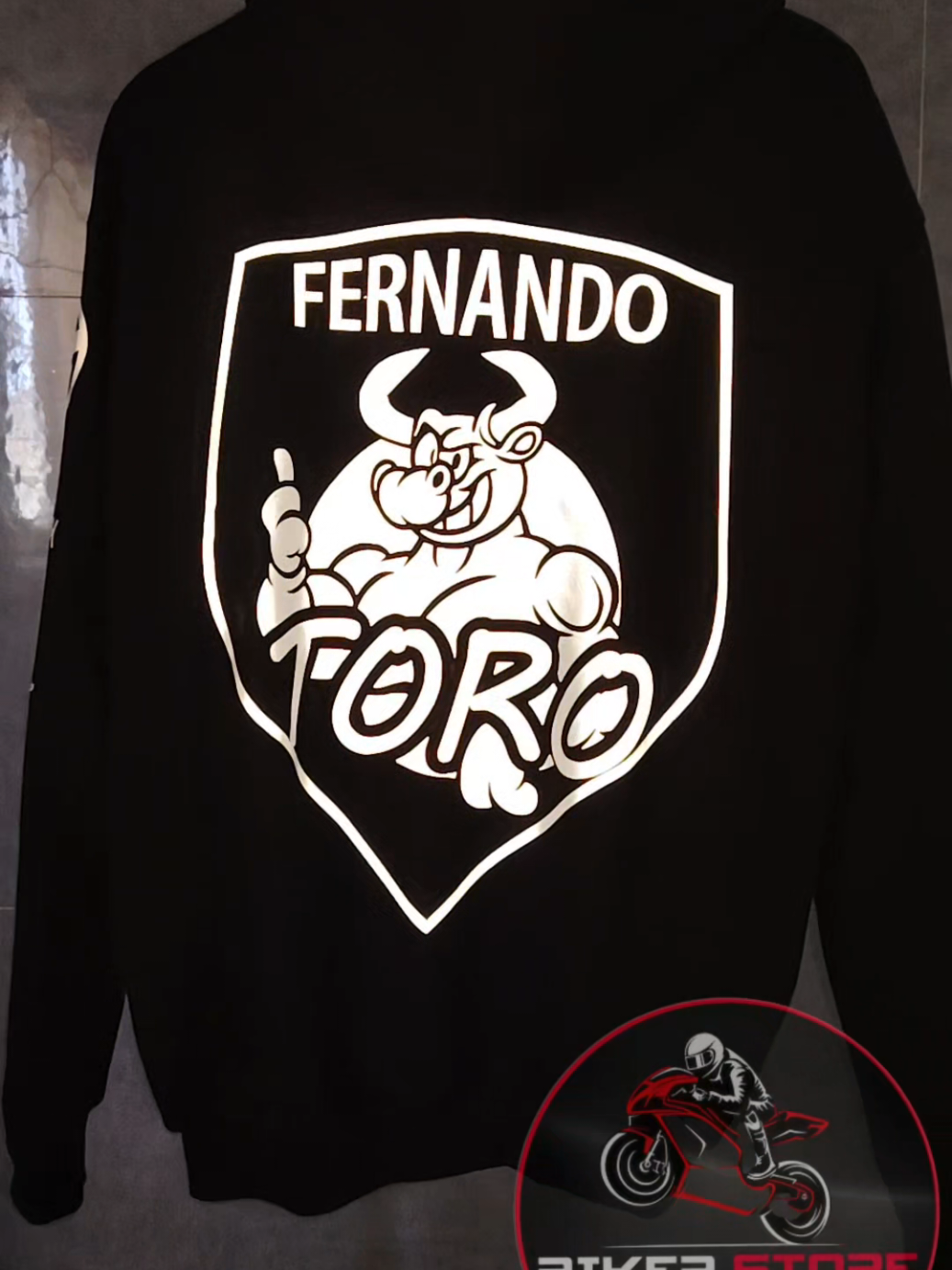 Así quedó el buzo personalizado de nuestro cliente @Fernando Molina  👕✨  ¿Quieres uno igual con tu estilo?  Escríbenos, nuestro número está anclado en nuestro perfil Recuerda somos #BikerStore #moto #buzospersonalizados 