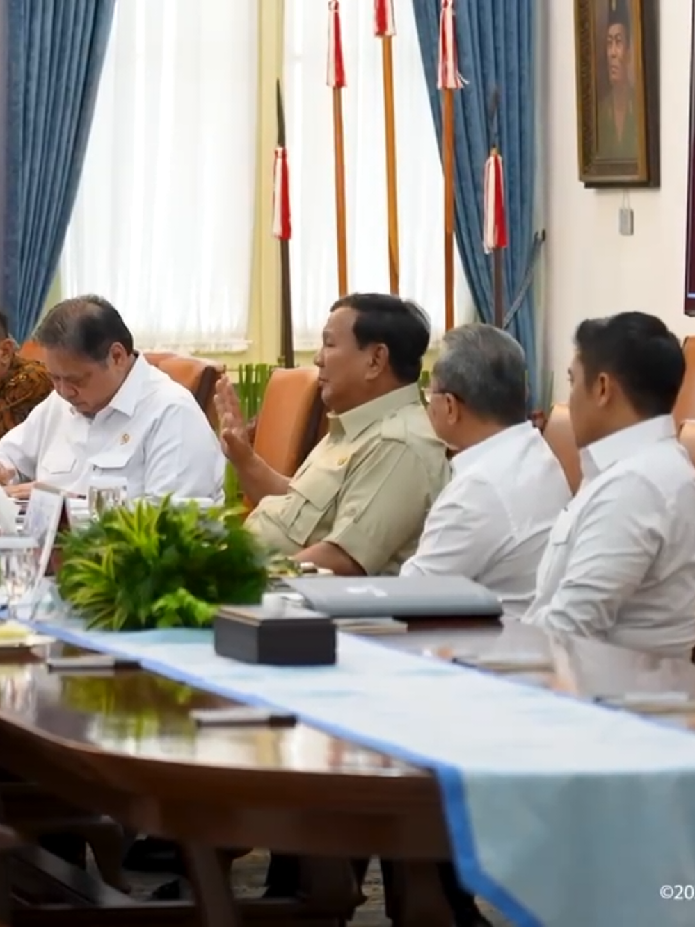 Strategi jitu Pak Menko untuk memperkuat ketahanan pangan. Selain mengoptimalkan sawah yang sudah ada, Sesuai arahan Bapak Presiden, Menko Pangan juga akan mengekplorasi potensi yang ada di berbagai daerah seperti Papua dan Sumatra. Langkah ini sangat strategis untuk meningkatkan produksi dan cadangan pangan nasional. #PartaiAmanatNasional #bantupanganbanturakyat #zulkiflihasan #menkopangan 