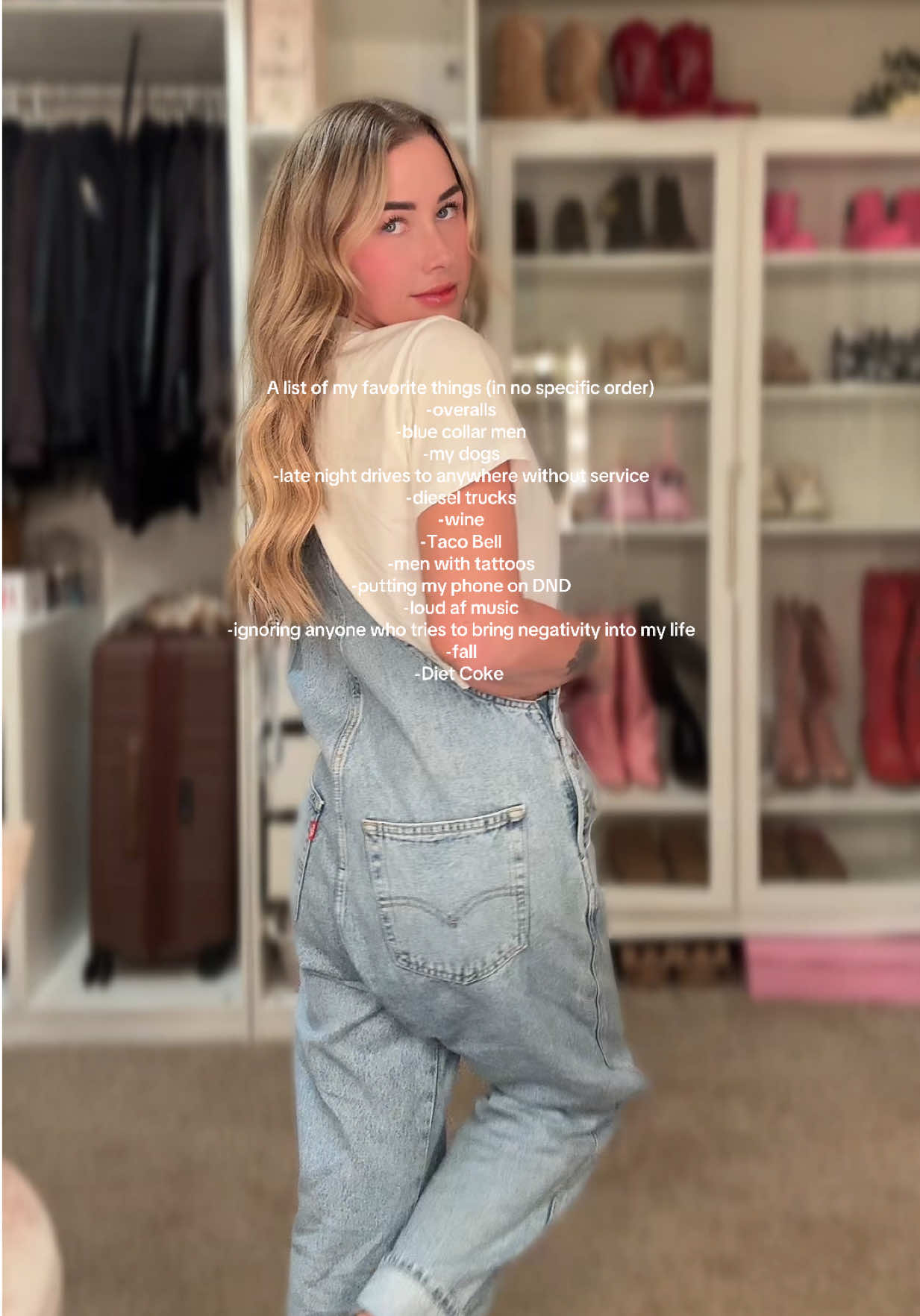 It’s officially my favorite szn #fallootd#overalls#myfavoritethings 