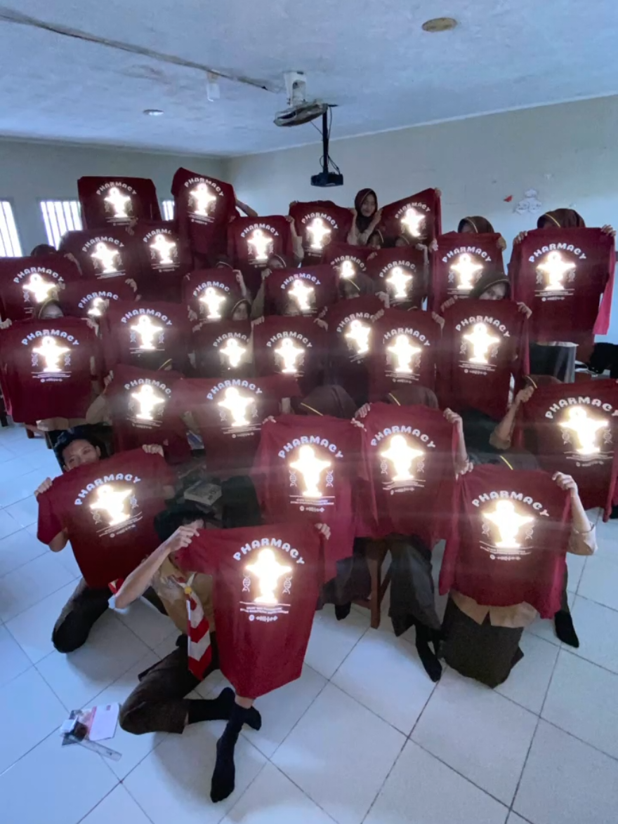 Your vibe attracts your tribe ✨️ #kaoskelas #kaoskelasmenyala #kaoskelasreflektif #kaospharmacy #farmasi 