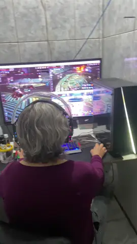 Minha mãe não sai desse jogo 🤡 #vovogamer  #gamer  #mir4 