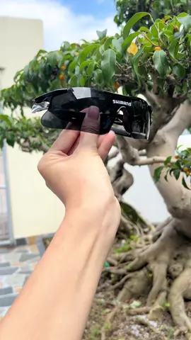 🕶 Kính râm thể thao cao cấp – bảo vệ mắt tuyệt đối, phong cách đỉnh cao ✅ Chống bụi, chống tia UV, ôm sát khuôn mặt ✅ Phù hợp cả nam và nữ, đi xe máy hay đạp xe đều siêu chất ✅ Gọng nhẹ, đeo lâu không đau tai 🔥 Hàng đẹp – lên form cực ngầu – ai nhìn cũng phải ngoái lại!#kinhram 