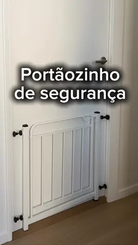 🐾🚪 Mantenha seu pet seguro e protegido! Portão cercado para pets, resistente e fácil de instalar, ideal para delimitar áreas da casa sem abrir mão do conforto do seu bichinho. ✅ Segurança, praticidade e durabilidade para cães e gatos.#CasaSeguraParaPets #CercadoParaCachorro #CercadoParaGato #PetSeguroEConfortável #PortãoDurávelParaPets