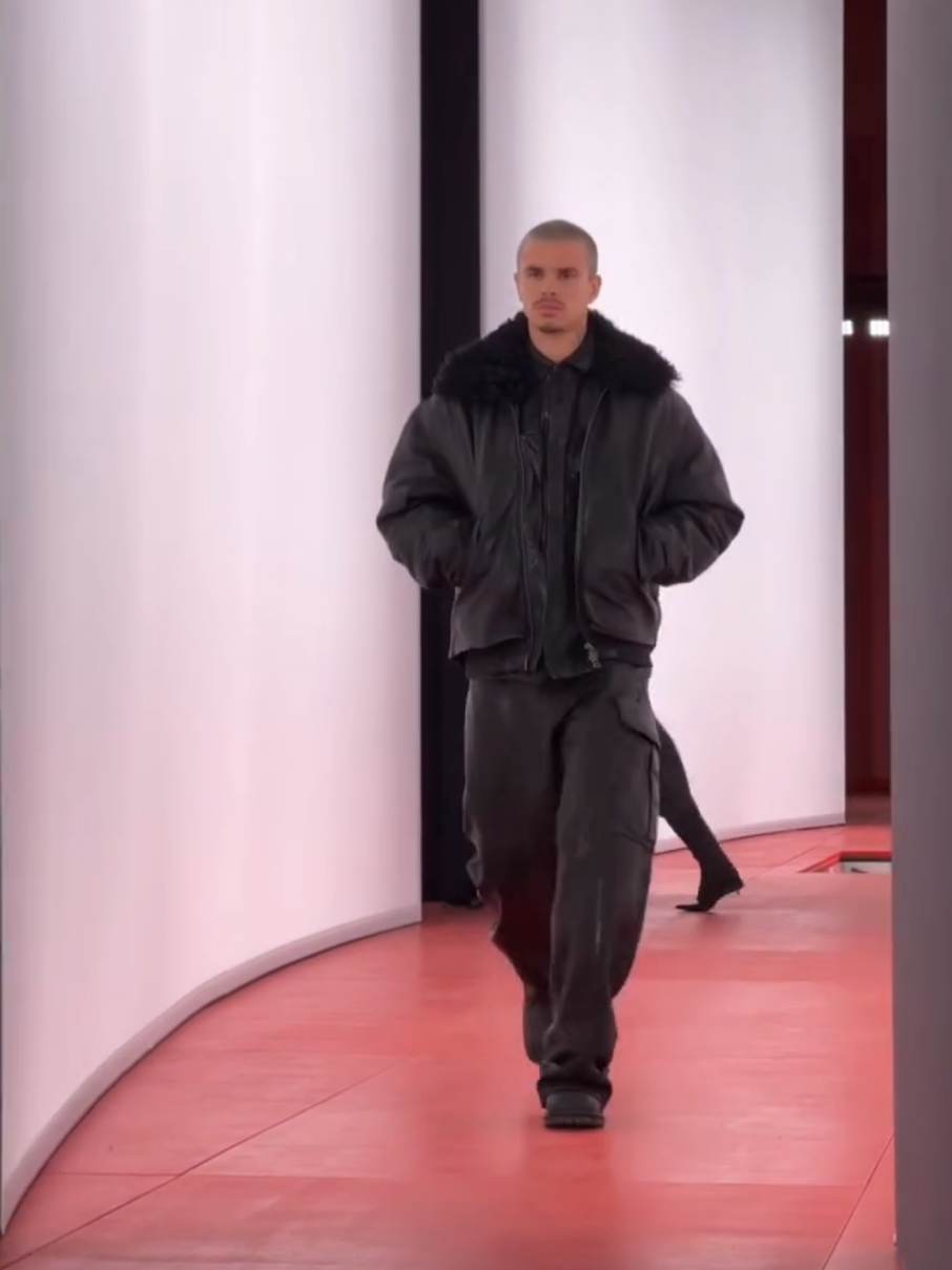 #romeobeckham walking for H&M SS26 #Runway #model 