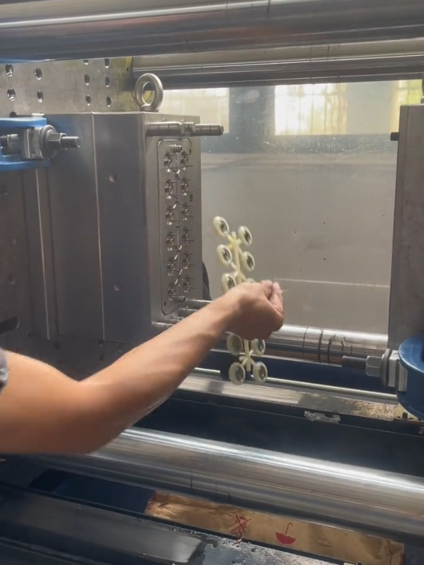 Thử khuôn ép tại xưởng sản xuất khuôn Plasticsaigon #sanxuat #mold #plasticsaigon #giacongkhuonmau #injection 