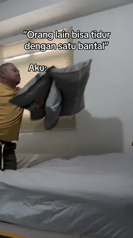 Semakin banyak bantal, tidur semakin aman 🥰