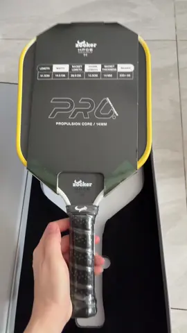 🔥ZOCKER RA MẮT DÒNG VỢT MỚI THIÊN HƯỚNG TẤN CÔNG NHANH - TRỢ LỰC TỐT: ZOCKER HP06 —------------ Nếu như HP05 là dòng vợt control, thiên về kiểm soát thật tay, HP07 là dòng vợt cân bằng, mặt rộng chuyên cho đấu lưới thì HP06 sinh ra dành riêng cho những người yêu thích lối đánh trợ lực, tấn công mạnh mẽ, áp đảo. 
️🎯 HP06 dành cho ai? HP06 rất dễ chơi, dành cho tất cả đối tượng từ newbie tới pro - Người thích lối đánh nhanh, mạnh, mà vẫn cân bằng với khả năng kiểm soát tốt. ✨ Ưu điểm nổi bật: ☑️ PowerEdge TPE Full vòng – mở rộng điểm ngọt, gia tăng độ bền. ☑️ RAW FLEX T700 Carbon – bám bóng cực tốt, tạo xoáy dễ dàng. ☑️ Propulsion Core – trợ lực mạnh mẽ, cú đánh vừa uy lực vừa chuẩn xác. ☑️ Form Semi Elongated – tăng cường sức mạnh, smash tốc độ cao, uy lực. ☑️ Cán Octagonal 13.5cm – linh hoạt trong forehand, backhand. 👉 Với độ pop đỉnh cao, trợ lực dồi dào, HP06 mang lại sự tự tin để bạn áp đảo đối thủ bằng những pha block, drive, smash chính xác và đầy 