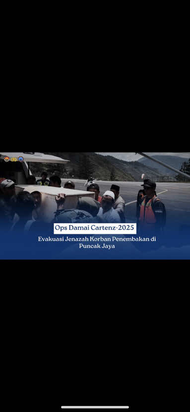 Ops Damai Cartenz-2025 Evakuasi Jenazah Korban Penembakan di Puncak Jaya Ops Damai Cartenz-2025 bersama Polres Puncak Jaya melaksanakan evakuasi terhadap jenazah almarhum Misto, seorang tukang ojek korban penembakan oleh Orang Tak Dikenal (OTK), dari Kampung Wundu, Distrik Dokome, Kab. Puncak Jaya menuju RSUD Mulia, Rabu (17/9). Evakuasi dimulai pukul 07.30 WIT saat tim bergerak dari RSUD Mulia menuju lokasi kejadian. Setibanya di Kampung Wundu pukul 08.30 WIT, jenazah berhasil dievakuasi dan langsung dibawa kembali ke RSUD Mulia. Setiba di rumah sakit pukul 09.30 WIT, tim medis melakukan pemeriksaan dan memastikan korban mengalami luka tembak pada bagian leher belakang tembus ke rahang kanan. Dari hasil rontgen, tidak ditemukan proyektil bersarang di tubuh korban. Almarhum Misto alias Pak De Kumis diketahui lahir di Probolinggo pada 1 Juli 1980 dan berdomisili di Kampung Usir, Distrik Mulia. Ia bekerja sebagai tukang ojek. Barang-barang yang diamankan di TKP antara lain satu unit motor Jupiter MX King, satu unit handphone merek Vivo, uang tunai Rp1.700.000, pakaian, helm, tas kecil berisi keris, gelang tasbih, hingga rompi ojek Mulia bernomor 217. Setelah dilakukan pemeriksaan medis, jenazah korban disalatkan di Masjid Al-Mujahidin Mulia pada pukul 10.50 WIT. Selanjutnya, jenazah diterbangkan menggunakan pesawat Alda Air menuju Bandar Udara Sentani, Jayapura, Papua sebelum diberangkatkan ke kampung halamannya di Probolinggo, Jawa Timur, untuk dimakamkan. Kepala Operasi Damai Cartenz-2025, Brigjen Pol. Dr. Faizal Ramadhani, S.Sos., S.I.K., M.H., mengungkapkan bahwa dari hasil penyelidikan awal, terdapat dugaan kuat bahwa aksi penembakan dilakukan oleh Kelompok Kriminal Bersenjata (KKB). dimana TPNPB Kodap XXVIII Yambi pimpinan Tenggamati Enumbi melalui media sosial mengklaim bertanggung jawab atas penembakan tersebut. Tim akan terus mendalami dan memverifikasi kebenaran klaim tersebut,” jelasnya. Wakaops Damai Cartenz-2025, Kombes Pol. Adarma Sinaga, S.I.K., M.Hum., menambahkan bahwa aparat gabungan tetap siaga penuh guna mencegah insiden serupa terulang. Hingga saat ini, aparat gabungan masih melakukan penyelidikan dan pendalaman terkait peristiwa tersebut. #satgasdamaicartenzberhasil #opsdamaicartenz #polisi #polri #papua  