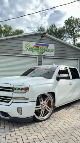 If it ain’t white it ain’t right⚪️🔥 #slapawrap #lowcountry #baggedtrucks #intros #billets 