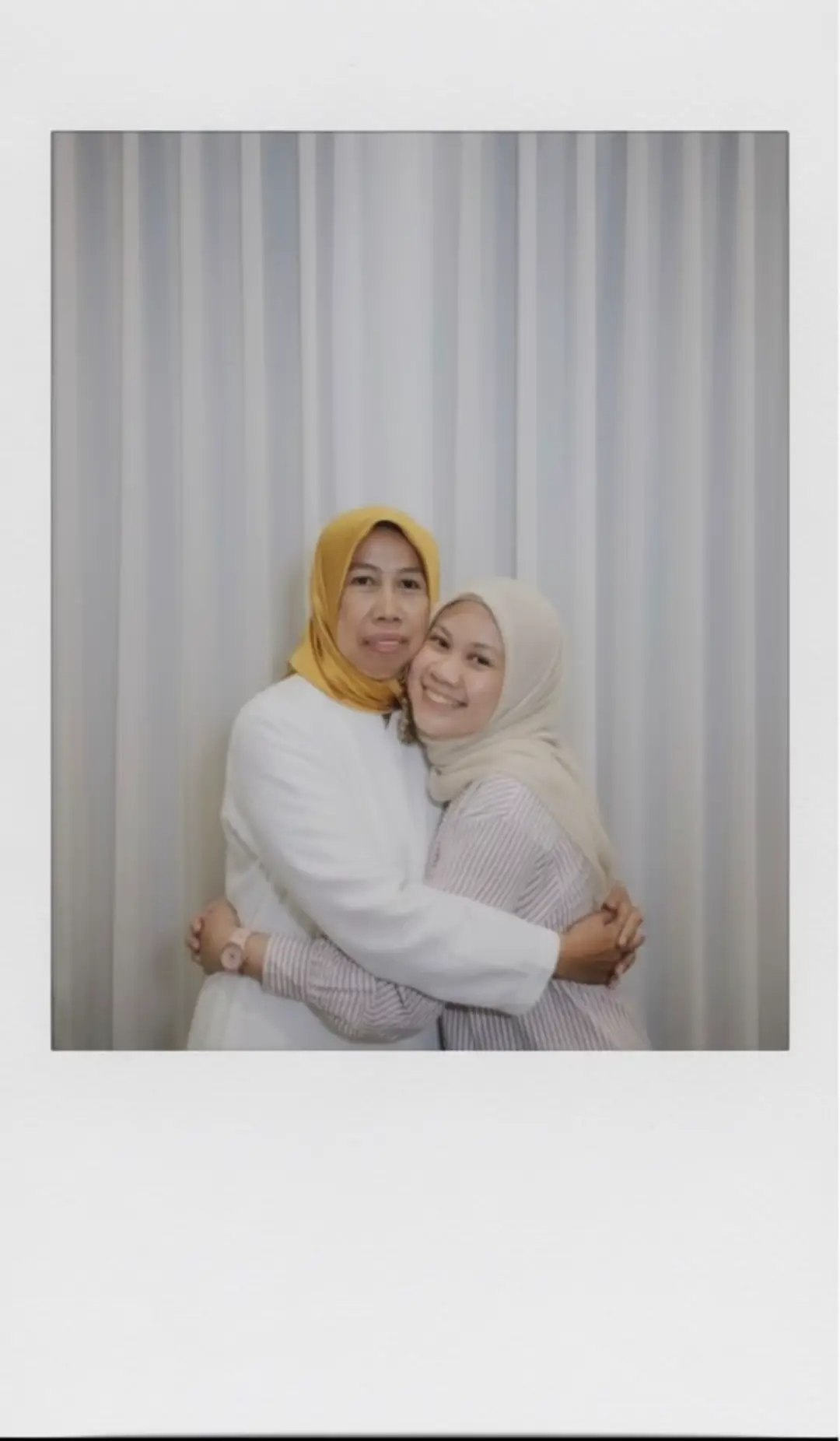 .. Terima kasih ai aku jadi punya foto berdua sama mama🤍🥹 Aku sama sekali gk pernah foto sama mama, aku fikir masih bisa lihat mama setiap hari. Sekarang aku nyesal banget, gk pernah mengabadikan momen. Ternyata mama lebih cepat ninggalin aku😭 #fotopolaroid #ai #aigemini #fyp 