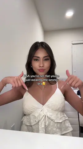 these sticky bras are a game changer and i 100% recommend #forthegirls #bra #stickybra #straplessbra #boomba #snowy #snowyinserts 