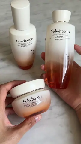 เติมน้ำให้ผิวดูสดใสยิ่งขึ้น กับ Essential Cream✨ ครีมที่คนผิวแห้งต้องลอง ช่วยเสริมสร้างเกราะป้องกันผิว ดูแลปัญหาความแห้งกร้าน มอบความชุ่มชื้นล้ำลึก ปลอบประโลมผิวที่ระคายเคือง และฟื้นฟูเกราะป้องกันผิวให้แข็งแรง สู่ผิวเนียนนุ่มจนสัมผัสได้ 📍ช้อปได้แล้ววันนี้ที่เคาน์เตอร์โซลวาซูทุกสาขา และช่องทางออนไลน์ #SulwhasooThailand #EssentialRevitalizingCreamEX #EssentialRevitalizingWaterEX #EssentialRevitalizingEmulsionEX #SulwhasooEssentialLine