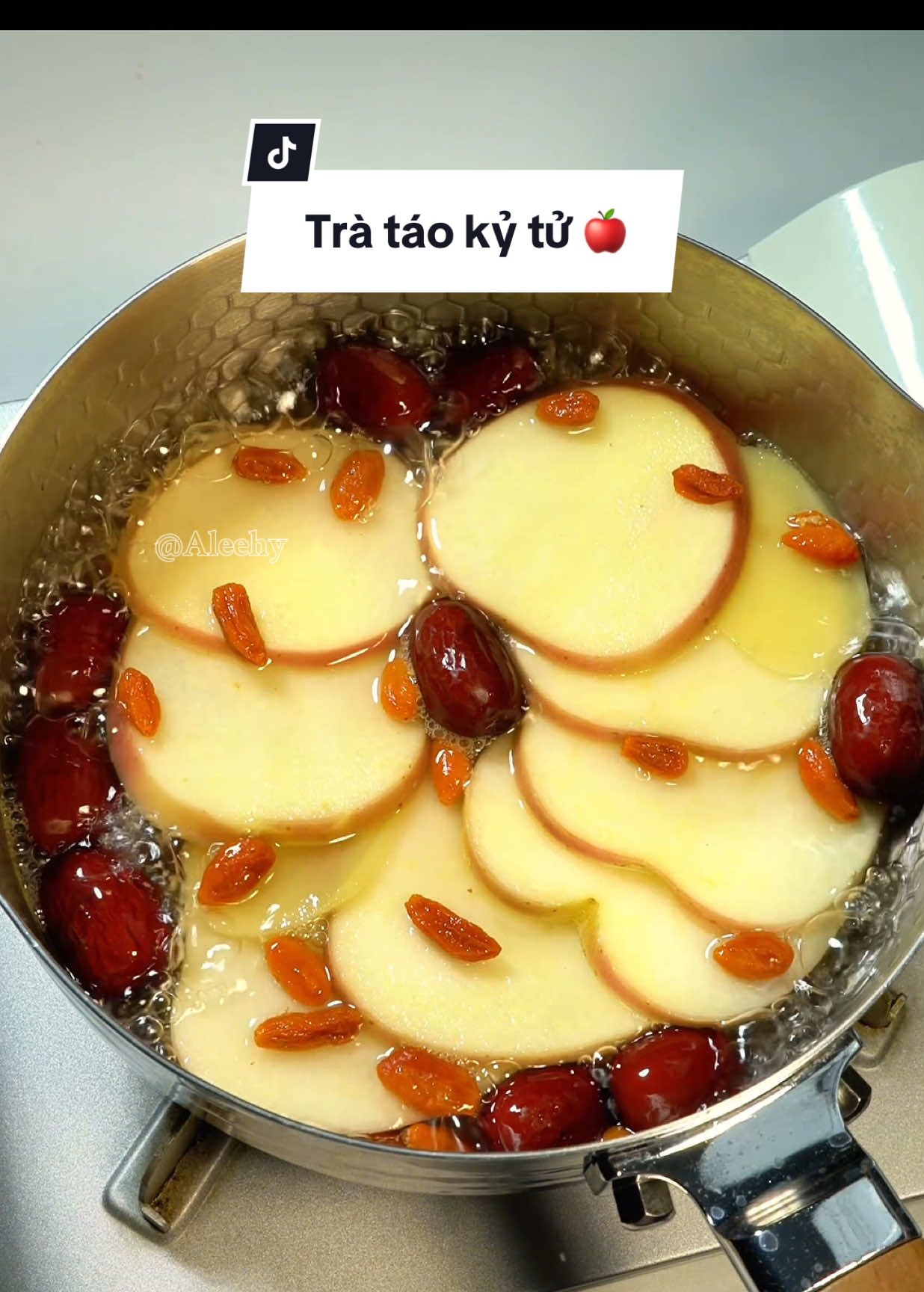 Trà táo kỷ tử 🍎 Trà táo kỷ tử có vị chua chua, ngọt ngọt và thơm lừng mùi táo, uống vào thanh mát. Một món trà giải nhiệt cực tốt cho mùa hè và giúp cải thiện giấc ngủ, hỗ trợ hệ tiêu hoá,… #nauan #viral #fyp #boibokhihuyet #cooking 
