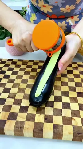 This long-handled peeler is so convenient—it comes with a storage box to keep peels clean and tidy! 🍎🥔🧹#tiktokshop #fyp 