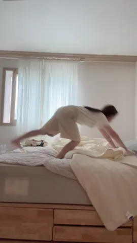 @갤럭시🥴 나 핸드브릿지 살짝씩 되서 핸드스프링연습 중