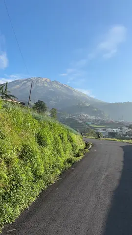 Masyaallah view jalannya cantik banget ya enak kalo punya rumah disini sejuk pastinya🥺🩵 #fyp #magelang #wisatamagelang #nepalvanjava #eksploremagelang 