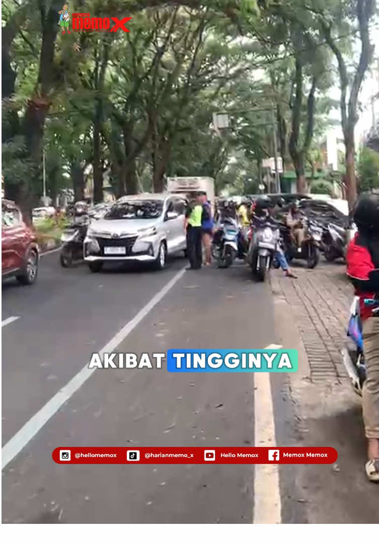 Kemacetan di kawasan Jalan Bandung Kota Malang kembali menjadi sorotan. Aktivitas antar-jemput siswa dari tiga madrasah yang lokasinya berdekatan membuat arus lalu lintas tersendat, terutama pada jam berangkat dan pulang sekolah. Warga berharap Pemkot Malang segera mengambil langkah konkret, mulai dari pengaturan lalu lintas, penertiban parkir, hingga penyediaan kantong parkir khusus agar kemacetan dapat diminimalisir. . . Jangan lupa follow Tiktok: @hellomemox Ig:@hellomemo_x Youtube: hellomemox Facebook: Memox Memox  . . #MalangUpdate #KotaMalang #JalanBandung #Kemacetan #LaluLintas #MalangHariIni #InfoMalang #TransportasiMalang #WargaMalang #PemkotMalang