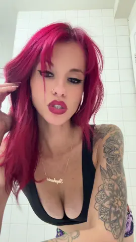 I paint the town red ! #redrose❌ #swagqueen89 #2025inthemaking #chainsandwhipsexciteme⛓ #playwithit😜 