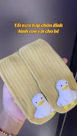 Làm gì chứ lòng bàn chân bé phải luôn được giữ ấm ngày trái gió trở trời 💛#tatchobe #tatembe #vochobe #tattreem #tatmuadongchobe 