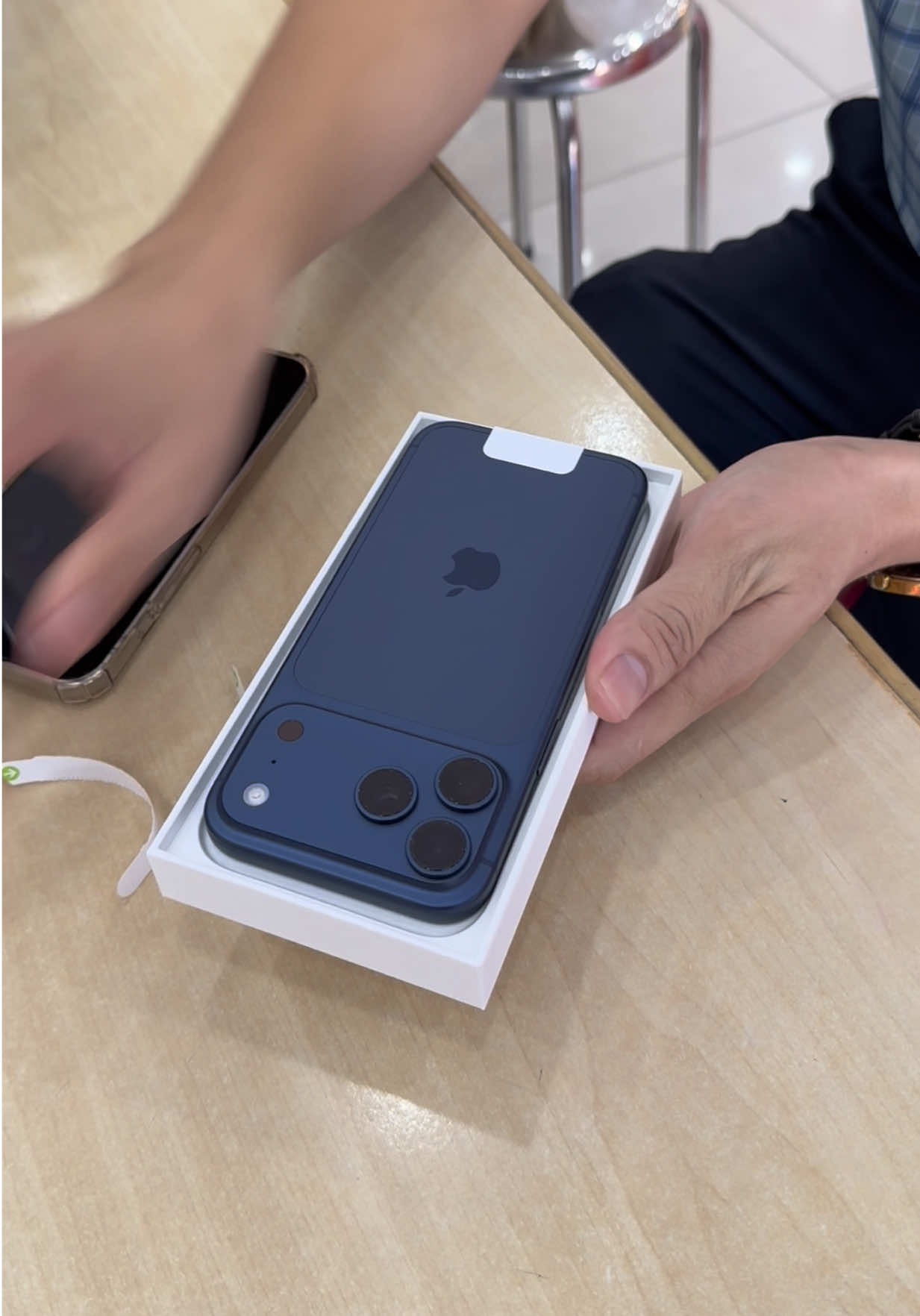 Khách hàng đập hộp Iphone 17 promax màu xanh đầu tiên 🫶🏻❤️ Đến Viettelstore 523 Nguyễn Văn Linh đặt Iphone 17 seri thôi ạ 🥰 #ViettelStore #hyn01 #hungyen #apple #iphone17promax 