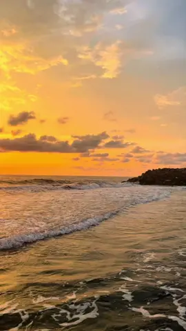 Relaxation mode: activated with the sound of the ocean and a beautiful sunset🌊🌅 #sunset #sunsetlovers #sunsetphotography #beach #oceanlover
