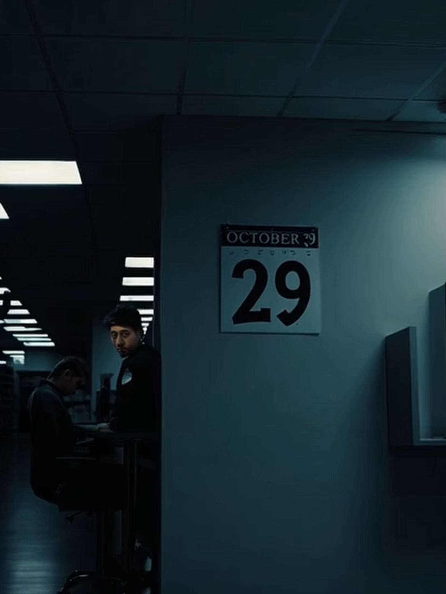 El turno que nadie quería en la tienda 🛒👻 Cada año, el 29 de octubre, nadie aceptaba quedarse de noche en la tienda… hasta que un guardia levantó la mano. Esa noche entendió el motivo: pasillos que parecían vivos, cámaras que mostraban lo imposible y una presencia que no lo dejaba solo. 👉 ¿Tú aceptarías ese turno? #HistoriasDeTerror #RelatoDeMiedo #MisterioParanormal #LeyendasUrbanas