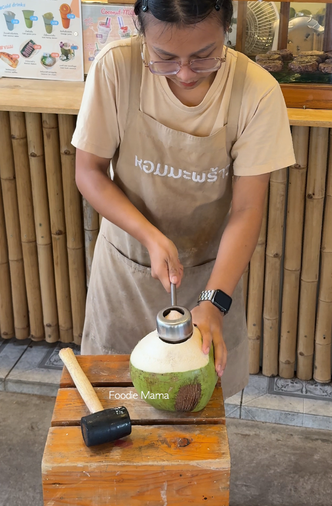Hard Working Woman ! Thai Girl Selling Fresh Coconut Water - Fruit Cutting Skills - Thai Street Food Price : THB 25 / USD 0.80 Location : หอมมะพร้าว - ปากช่อง : 804 ถ.มิตรภาพ Pak Chong, Pak Chong District, Nakhon Ratchasima 30130 #streetfood #thailand #fruit 