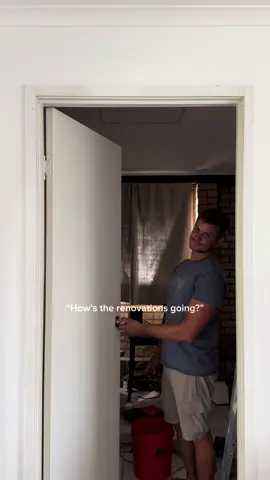 This was when I learned that internal doors come in more than 1 size 🤪 #reno #renovation #renovationproject #DIY 