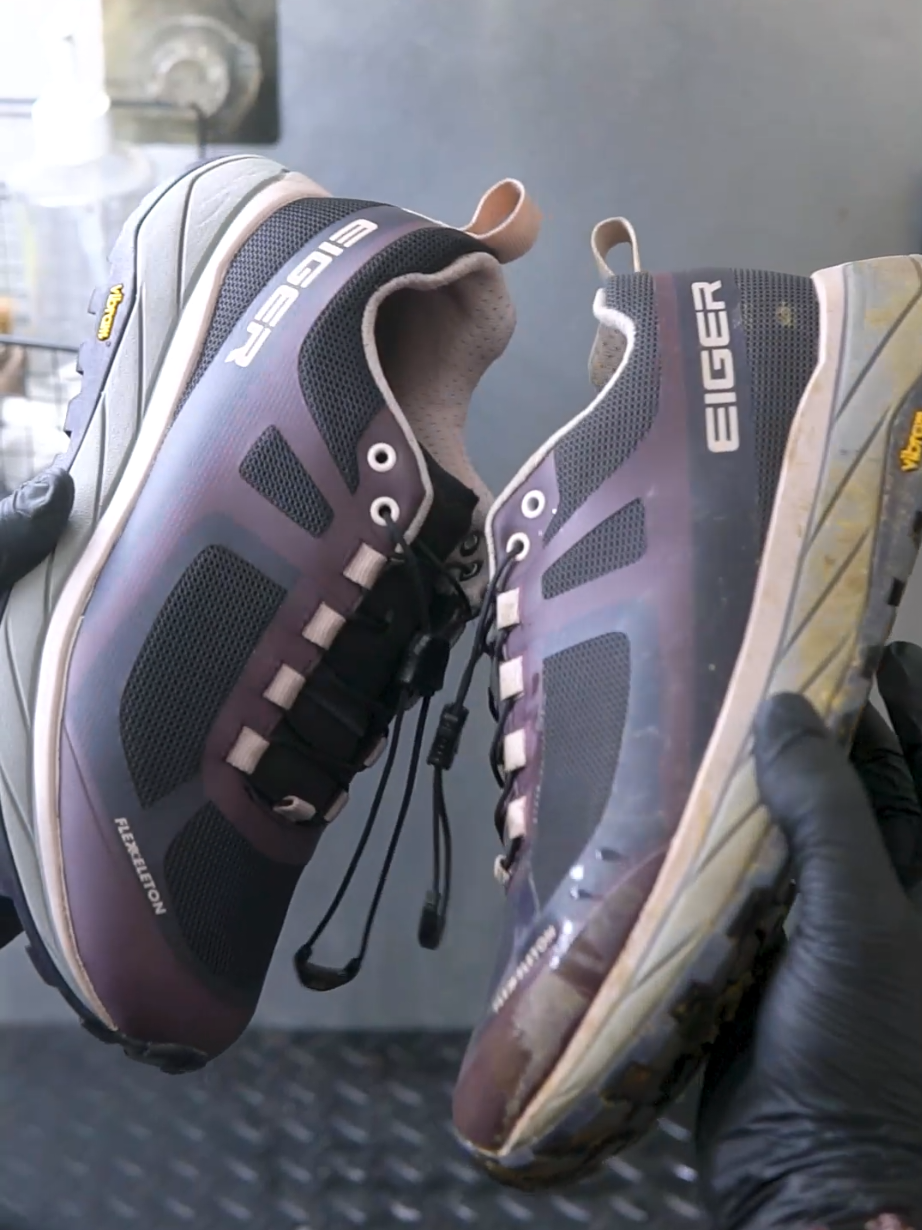Bersihin sepatu tempur dari lumpur! Closer look proses yang Sneakerspa punya nih😎 #trailrun #shoescaresamarinda #cucisepatusamarinda #shoes 